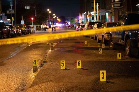 Tiroteo en Filadelfia deja al menos cinco muertos: el sospechoso bajo custodia llevaba un rifle AR-15, dijo la Policía